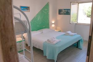 Cama ou camas em um quarto em Biriola EcoResort Cala Gonone