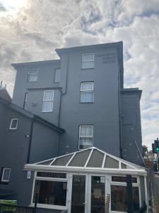 un gran edificio azul con una tienda delante en Abingdon Owner Apartment 19, en Ryde