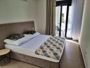 1 cama con 2 almohadas en una habitación en Villa SHARK Deluxe Novalja en Novalja