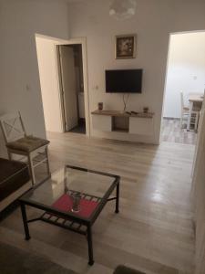 TV a/nebo společenská místnost v ubytování APARTMAN ADA