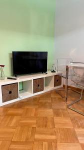 een woonkamer met een flatscreen-tv op een entertainmentcentrum bij 70m2 apartment 4 mins from Athens central station! in Athene