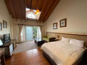 En eller flere senger på et rom på Ailiga Travel Villa