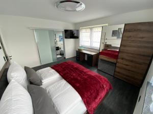 Ένα ή περισσότερα κρεβάτια σε δωμάτιο στο Apartments Saaldorf-Ferienhaus mit 6 Apartments 45qm-120qm direkt am Thüringer Meer-Bleilochtalsperre