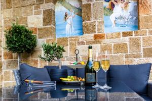 ロードス・タウンにあるChateau Anax Boutique Hotelのワイン2杯とフルーツ1杯付きのテーブル