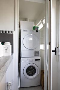 een wasmachine en droger in een kleine kamer bij le zentop in Chalon-sur-Saône
