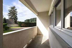 een raam aan de zijkant van een gebouw bij le zentop in Chalon-sur-Saône