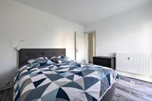 een slaapkamer met een blauw bed bij le zentop in Chalon-sur-Saône