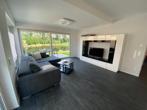 Χώρος καθιστικού στο Apartments Saaldorf-Ferienhaus mit 6 Apartments 45qm-120qm direkt am Thüringer Meer-Bleilochtalsperre