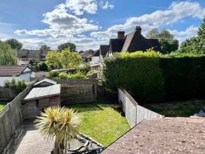 沃靈頓的住宿－Beddington Park Lodge East，从房子的屋顶上可欣赏到花园景色