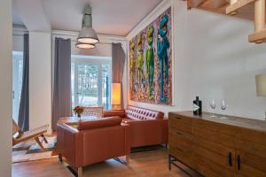 ein Wohnzimmer mit einem Sofa und einem Gemälde an der Wand in der Unterkunft FeWo Prora - Steife Brise in Binz