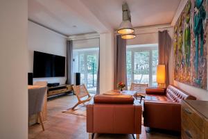 ein Wohnzimmer mit einem Sofa und einem Tisch in der Unterkunft FeWo Prora - Steife Brise in Binz