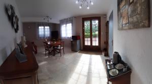 Gîte, suite d'hote de charme, petit déjeuner compris的休息区
