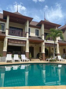 Villa con piscina frente a una casa en Organgrinder Thai Paradise South en Cha Am
