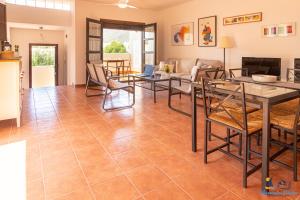 a kitchen and living room with a table and chairs at El Velero Sotillo Niagara Piscina Parking in San José