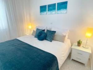 Säng eller sängar i ett rum på Direct Sea View & Quality Bed - Kings Palace 1 bed