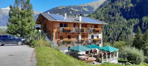 una casa con paneles solares en un lado en Braugasthof Glocknerblick en Kals am Großglockner