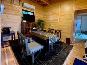 a dining room with a table and chairs at Yufuin-Sanso Waremokou in Yufu