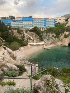 un grupo de edificios en una colina junto a una playa en Le jardin de Daniele, en Dubrovnik