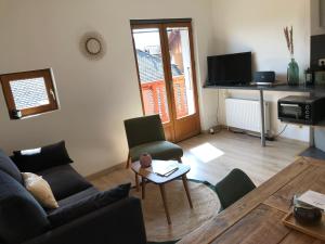 Μια τηλεόραση ή/και κέντρο ψυχαγωγίας στο COTES ET LAC - Charme, Parking, Proche Lac et Randonnée