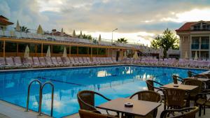 Bazén v ubytování Aes Club Hotel nebo v jeho okolí