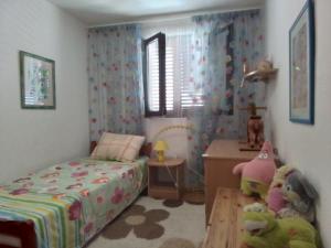 - une chambre pour enfants avec un lit et un bureau dans l'établissement Seaview Apartments, à Krasići