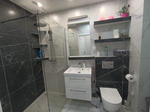 Kúpeľňa v ubytovaní APARTAMENTY BARSKA 69