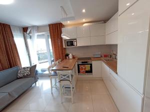 Kuchyňa alebo kuchynka v ubytovaní APARTAMENTY BARSKA 69