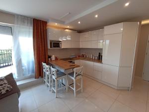 Kuchyňa alebo kuchynka v ubytovaní APARTAMENTY BARSKA 69