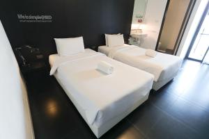 Postel nebo postele na pokoji v ubytování BED Nimman - Adults Only