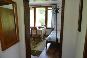 einen Flur mit einem Zimmer mit einem Tisch und einem Spiegel in der Unterkunft Вила Даяна in Ribarica