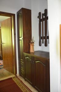 uma cozinha com um armário e facas penduradas na parede em Вила Даяна em Ribarica