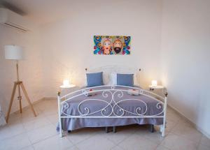 BolognettaにあるBianca Casaのベッドルーム1室(壁に絵画が描かれたベッド1台付)