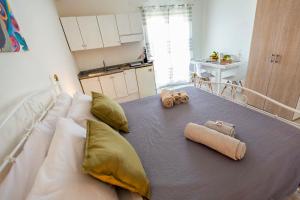 un letto con cuscini e asciugamani in una stanza di Bianca Casa a Bolognetta