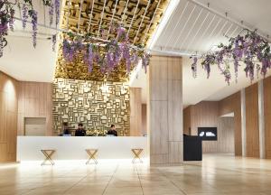 eine Lobby mit lila Blumen, die von der Decke hängen in der Unterkunft Hotel JAL City Tokyo Toyosu in Tokio