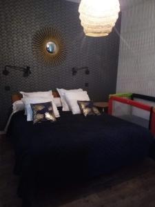 Llit o llits en una habitació de Thuir/Appartement avec loggia privative