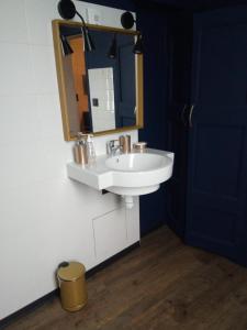 Phòng tắm tại Thuir/Appartement avec loggia privative