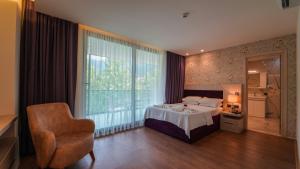 Postel nebo postele na pokoji v ubytování Aes Club Hotel