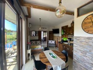a kitchen and dining room with a large clock on the wall at Apartman Verona Buzet in Buzet