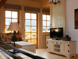 考斯賽力克的住宿－米歐杜拉別墅，一间客厅,配有一张桌子上放的电视