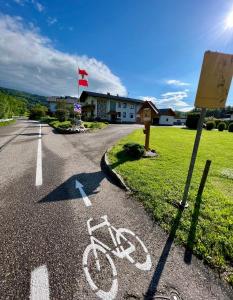 una bicicletta parcheggiata sul ciglio di una strada di Apartment 3 Gäste a Schörfling am Attersee