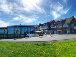 eine Gruppe von Gebäuden mit einem Park davor in der Unterkunft Der schöne Asten - Resort Winterberg in Winterberg