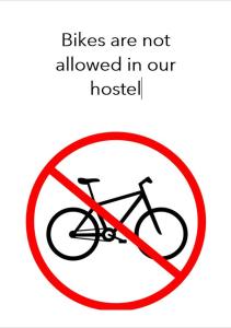 una señal que dice que las bicicletas no están permitidas en nuestro uso en Central and Basic Drassanes HOSTEL, en Barcelona