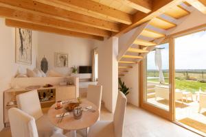 kuchnia i jadalnia ze stołem i krzesłami w obiekcie Fontsanta Hotel Thermal & Spa - Adults Only w miejscowości Colonia Sant Jordi