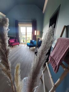 A television and/or entertainment centre at Cha Cha de Loup Luxe B&B - Vakantiewoning