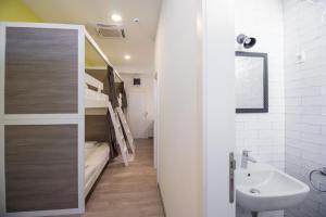 uma casa de banho com um lavatório e um WC num quarto em Dandelion hostel em Zadar