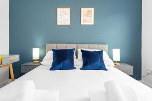 Postel nebo postele na pokoji v ubytování Cheerful Stays - Livingston - 4 Bedroom 3 Bath home