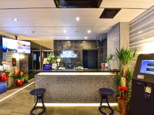 TV a/nebo společenská místnost v ubytování HOTEL LiVEMAX Hakataeki Minami