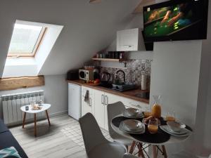 Kuchyňa alebo kuchynka v ubytovaní Apartamenty Równia 2