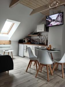 Televízia a/alebo spoločenská miestnosť v ubytovaní Apartamenty Równia 2