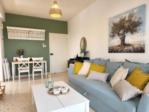 Galeriebild der Unterkunft Capri Sea View One Bedroom in Larnaka